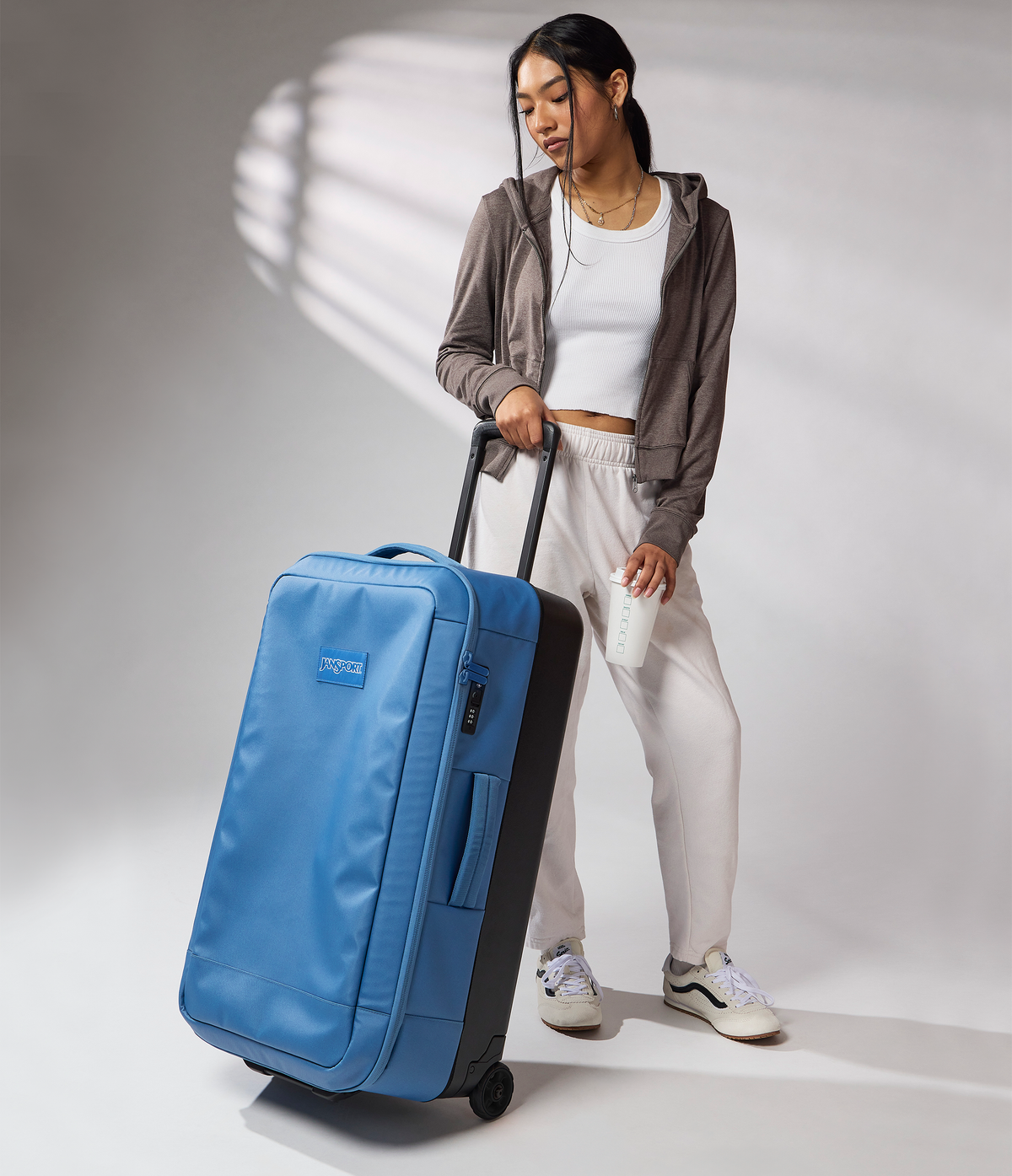good-latitude-30-rolling-duffel-f8 JS0A86EOEW5-MODEL.png