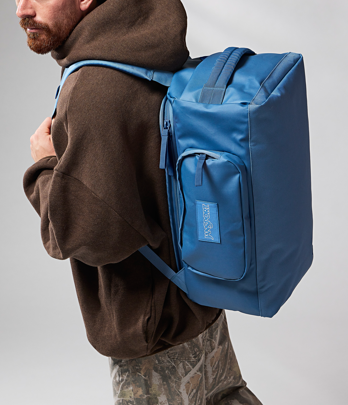convertible-duffel-toiletry-bag-elemental-blue-set-q8 JS0A8E8EEW5-MODEL.png